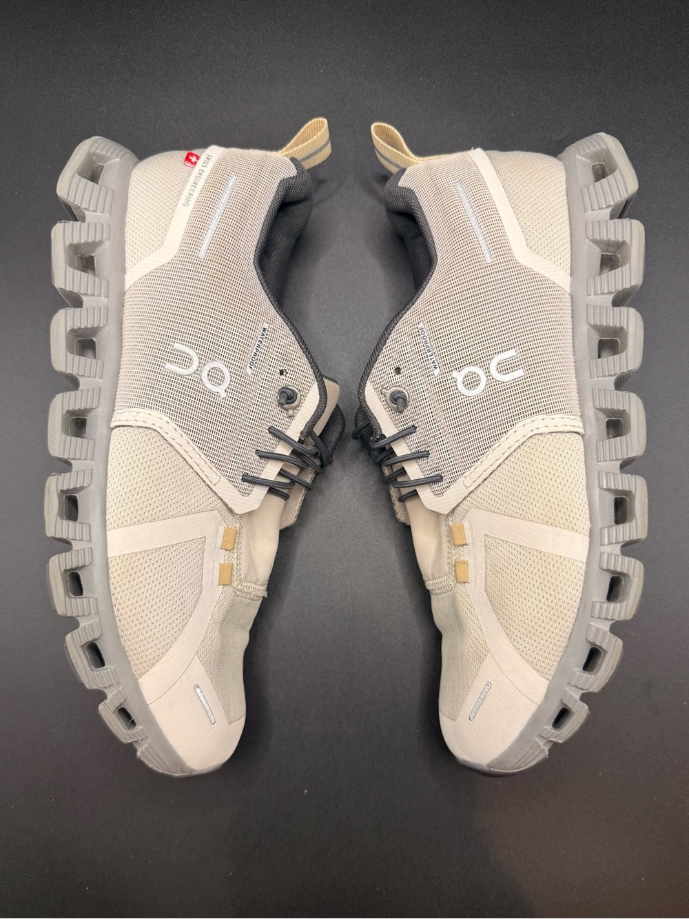 On Running women’s shoe. Cream/Gray SZ 6.5